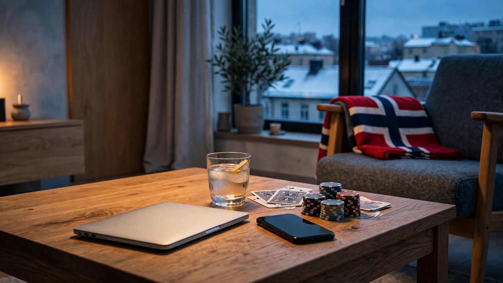 Stille Oslo-stue ved skumring med lukket laptop, jetonger og kort på bordet